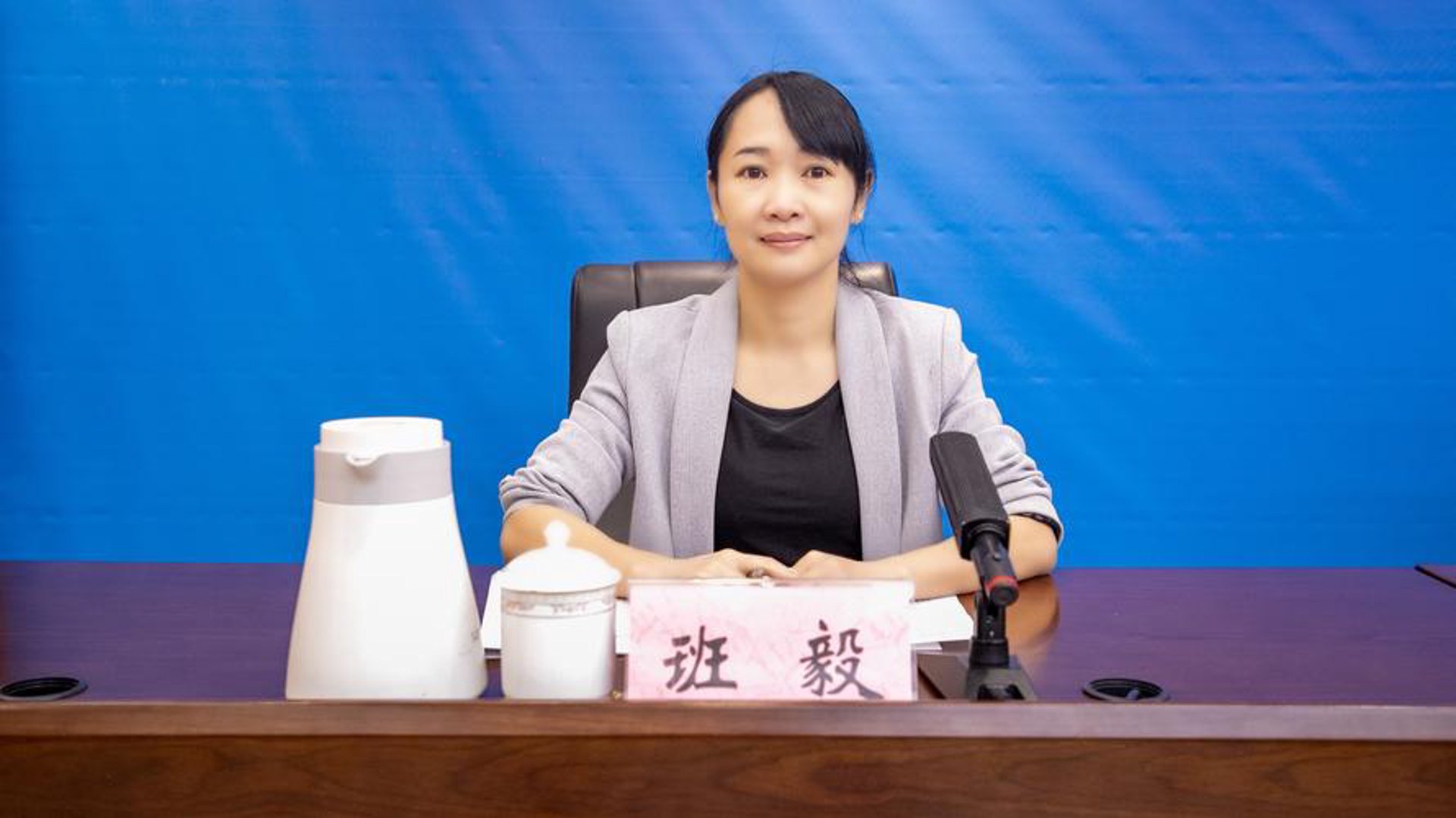 班毅应服装